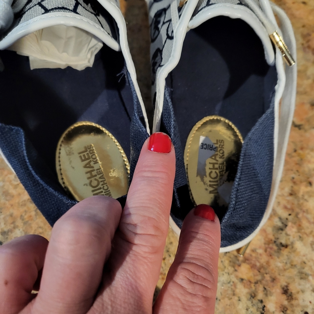Shoes - Picture 5 of 6